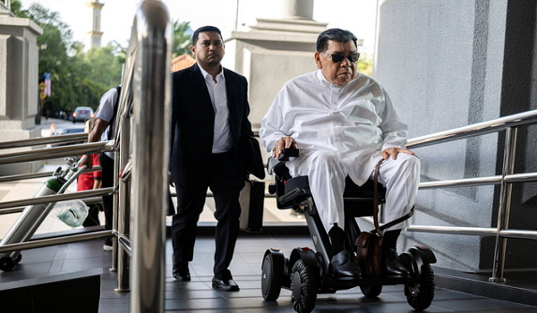 Pengarah syarikat pembinaan lebuh raya Tan Sri Abu Sahid Mohamed didakwa di Mahkamah Sesyen di sini hari ini atas empat pertuduhan pecah amanah lebih RM313 juta dan 13 tuduhan pengubahan wang haram RM139.2 juta berhubung cadangan projek pembinaan lebuh raya MEX II / BERNAMA